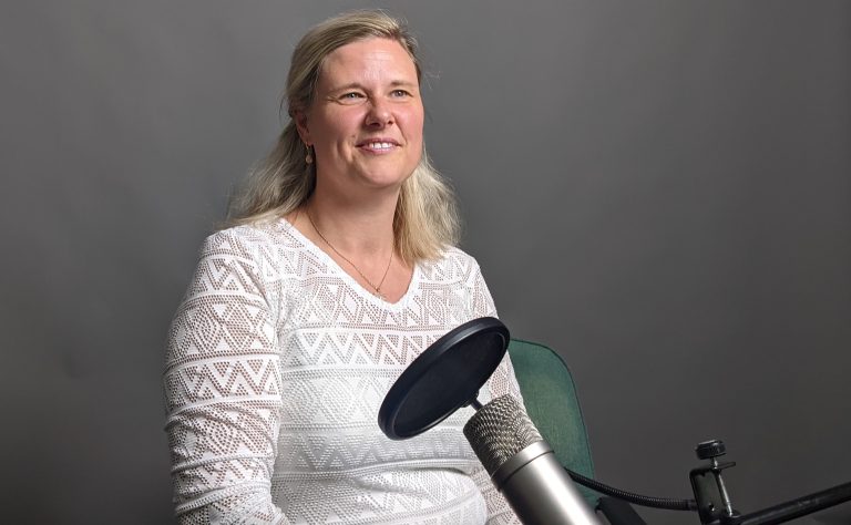 Saskia Leinau-Madh vor Mikrofon